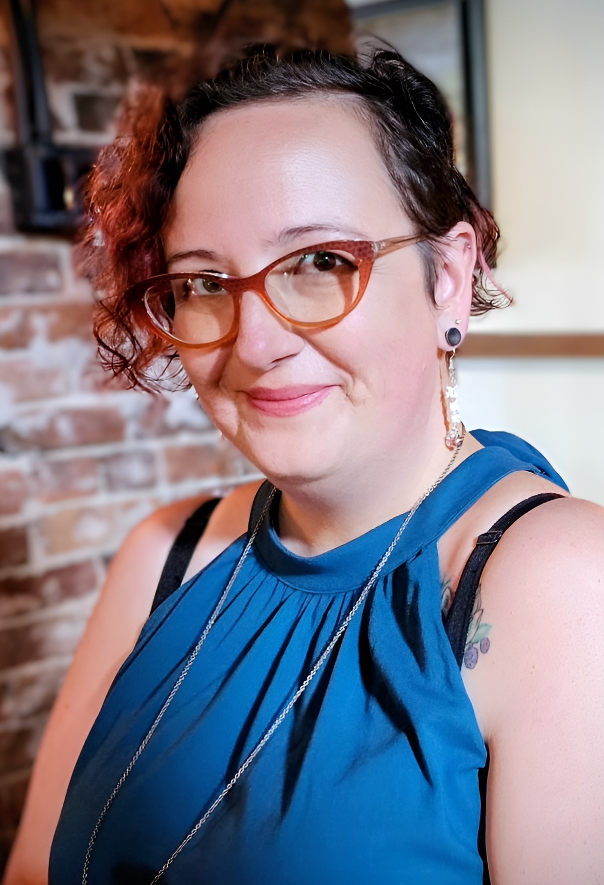 headshot photo of Mae Manis